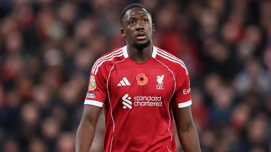 Konaté olhando para o horizonte com a camisa vermelha do Liverpool (Photo by Jan Kruger/Getty Images)