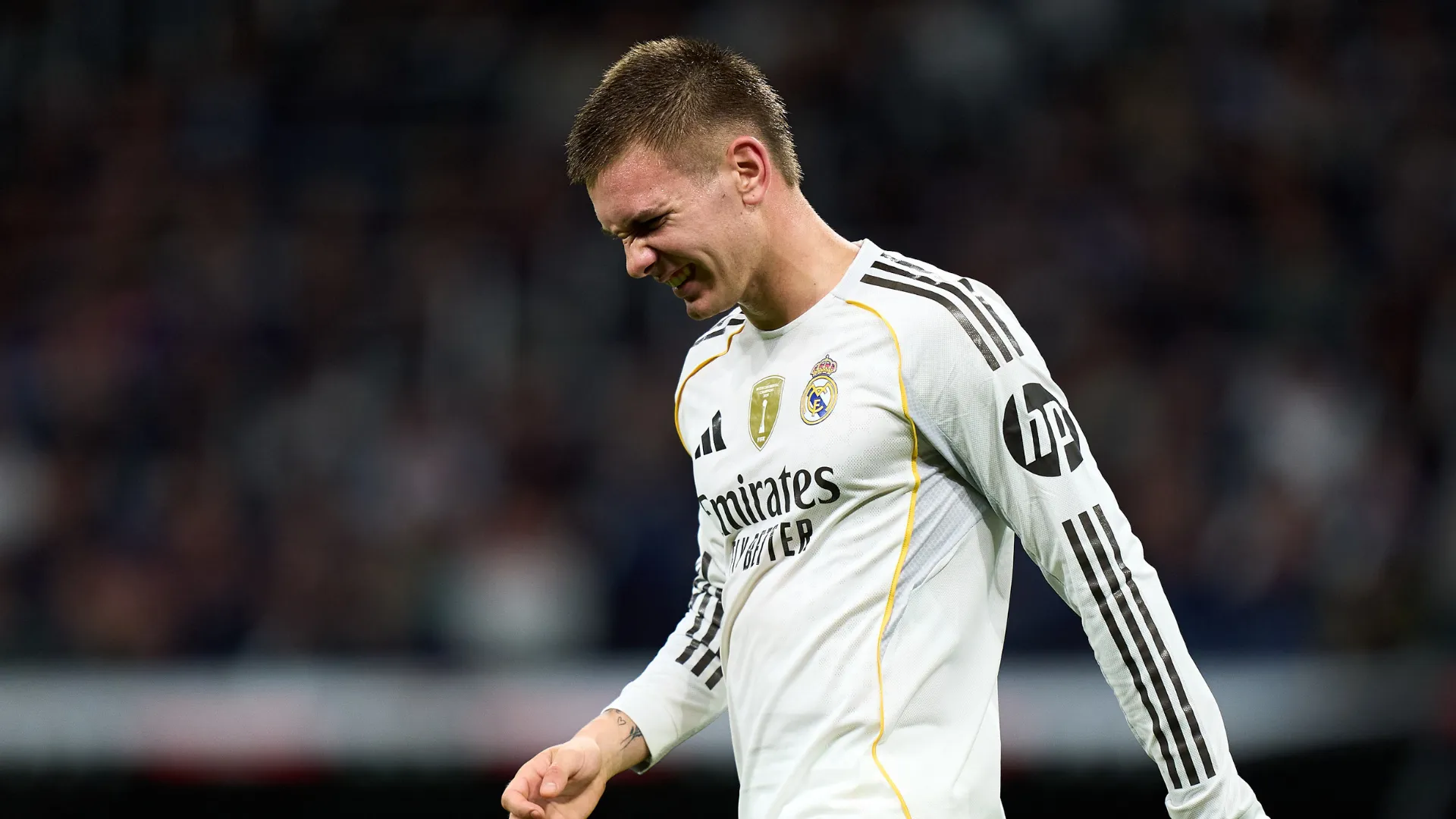 Franco Mastantuono reclama de dor durante partida do Real Madrid