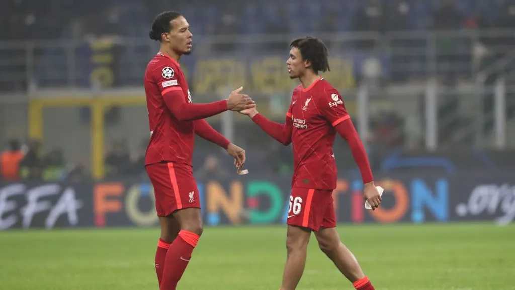 Virgil van Dijk aperta a mão de Trent Alexander-Arnold. Foto: Marco Luzzani/Getty Images