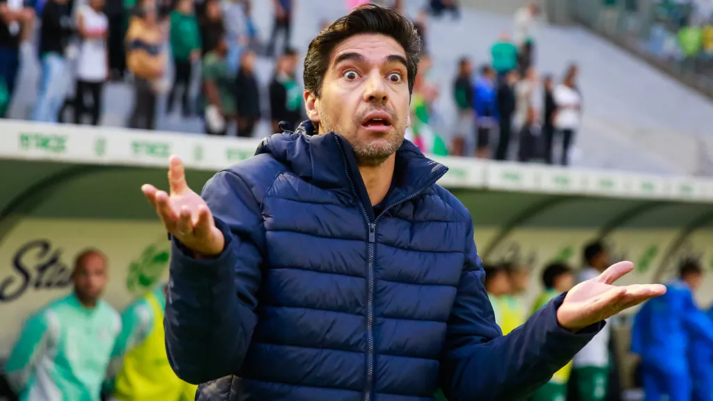 Abel Ferreira reclama durante jogo pelo Palmeiras