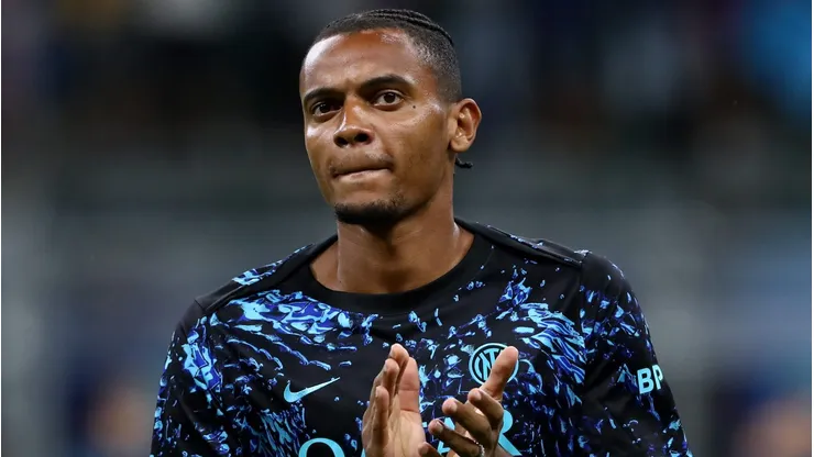 Manuel Akanji revelou que gostaria de permanecer na Inter de Milão após término de empréstimo pelo Manchester City (Foto: Marco Luzzani/Getty Images)