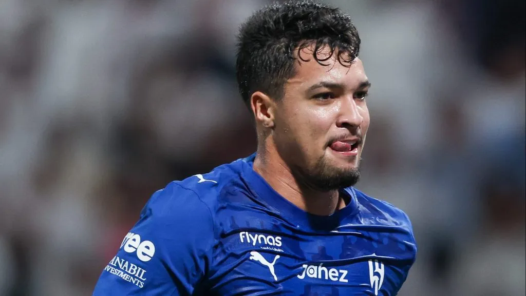 Marcos Leonardo, em campo, com a camisa azul do Al-Hilal (Foto: Yasser Bakhsh/Getty Images)