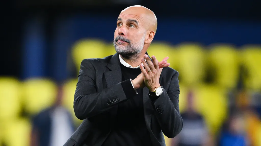 Pep Guardiola bate palma após jogo do Manchester City