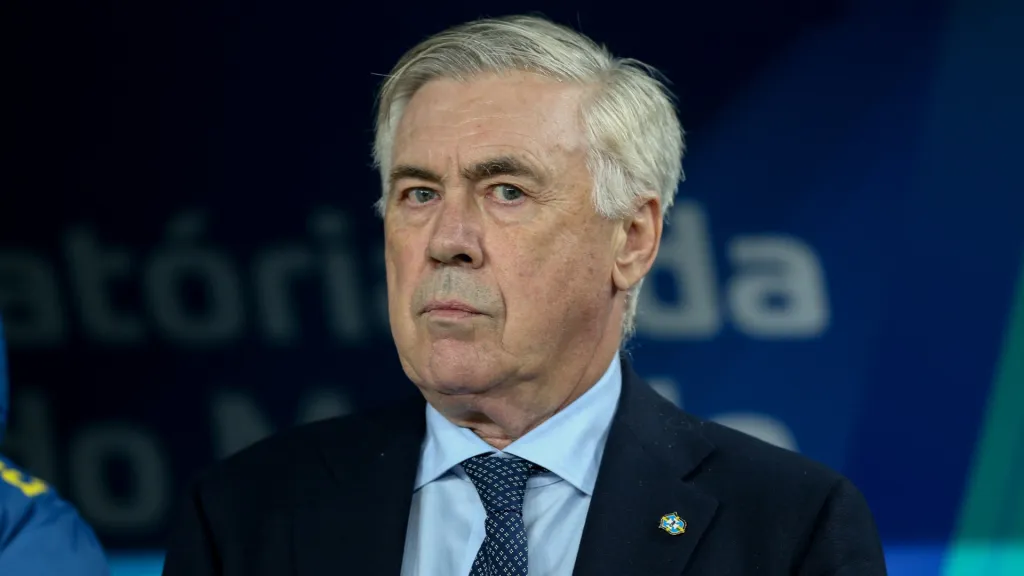 Carlo Ancelotti com olhar sério em jogo da Seleção Brasileira