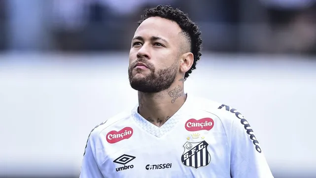 Neymar em campo com a camisa tradicional do Santos
