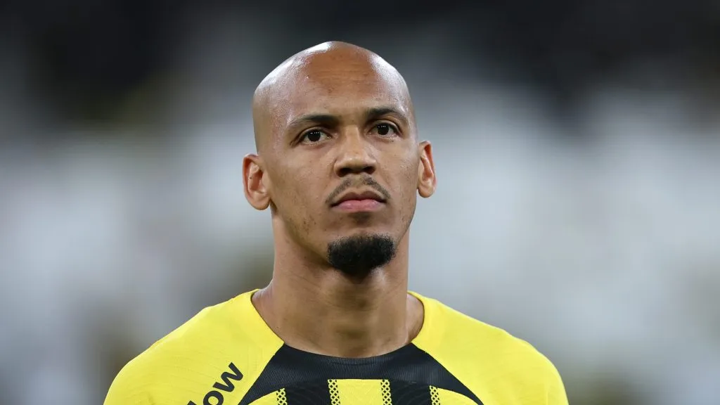 Fabinho veste a camisa listrada em amarelo e preto do Al-Ittihad