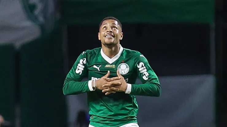 Vitor Roque em ação pelo Palmeiras.