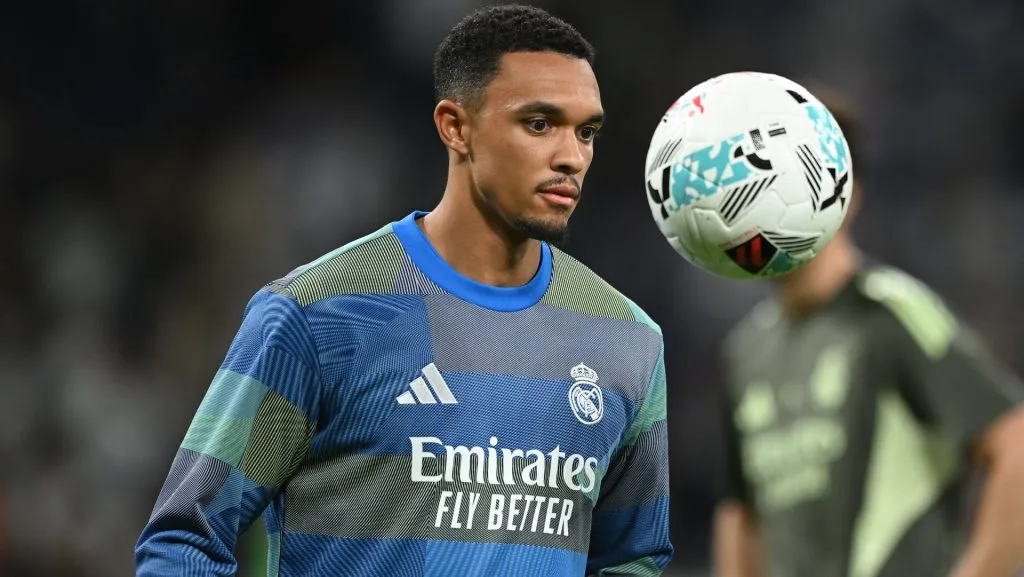Alexander-Arnold aquecendo pelo Real Madrid. (Foto: Denis Doyle/Getty Images)