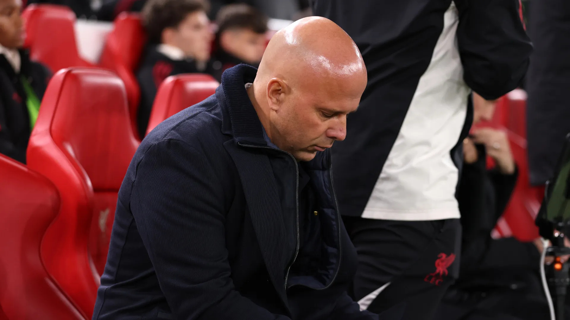 Arne Slot com a cabeça para baixo em jogo do Liverpool