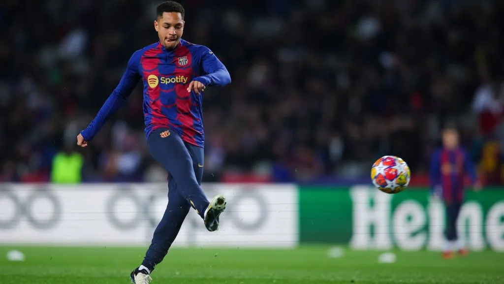 Vitor Roque se aquece antes da partida da Liga dos Campeões  2023/24. Foto: Eric Alonso/Getty Images