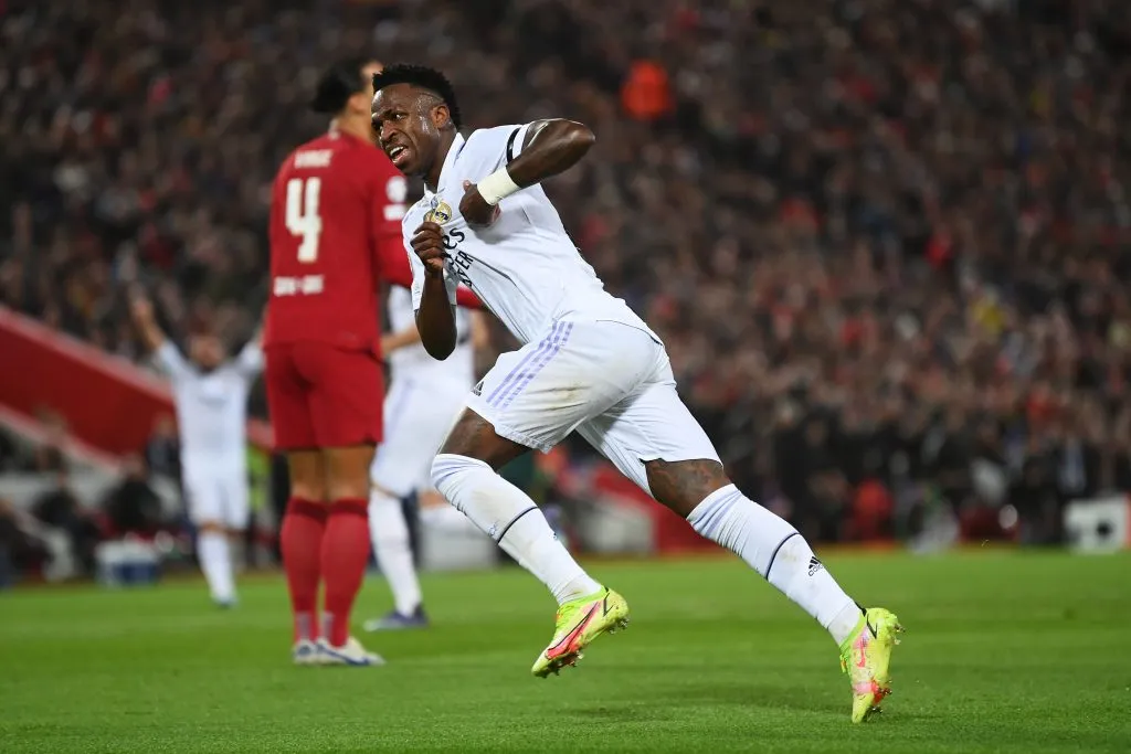 Vinicius Junior, do Real Madrid, comemora após marcar o primeiro gol da equipe durante a partida de ida das oitavas de final da Liga dos Campeões da UEFA entre Liverpool FC e Real Madrid, em Anfield, em 21 de fevereiro de 2023, em Liverpool, Inglaterra. (Foto de Michael Regan/Getty Images)