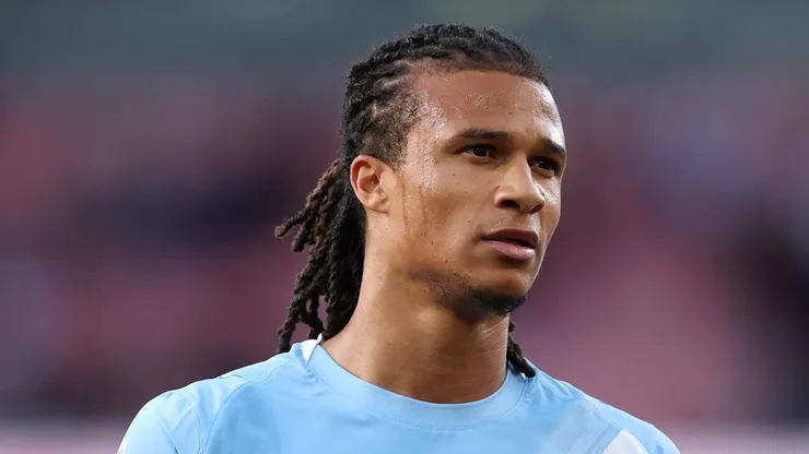 Aké pelo Manchester City. Foto: Justin Setterfield/Getty Images