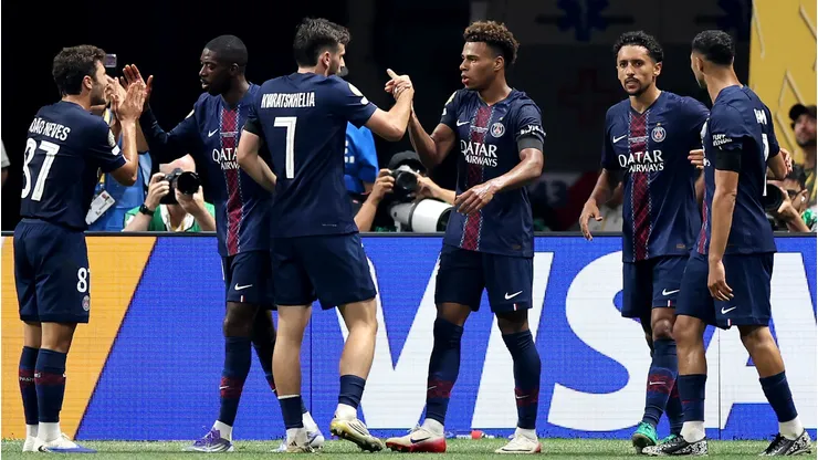 Jogadores do PSG comemoram após Désiré Doué marcar o primeiro gol durante partida da Copa do Mundo de Clubes da FIFA 2025. Foto: Alex Grimm/Getty Images