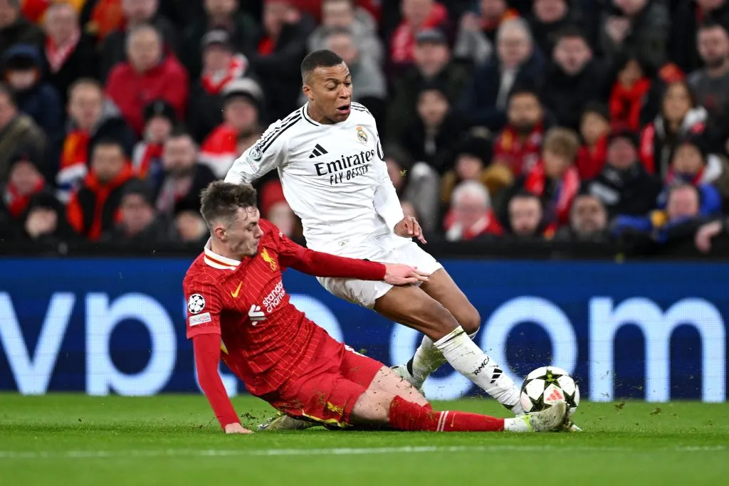 Mbappé e Bradley em Liverpool x Real Madrid. Alguns jogadores de ambas as equipes podem se destacar nesta partida de hoje (4), pela Champions League. (Foto: Justin Setterfield/Getty Images)