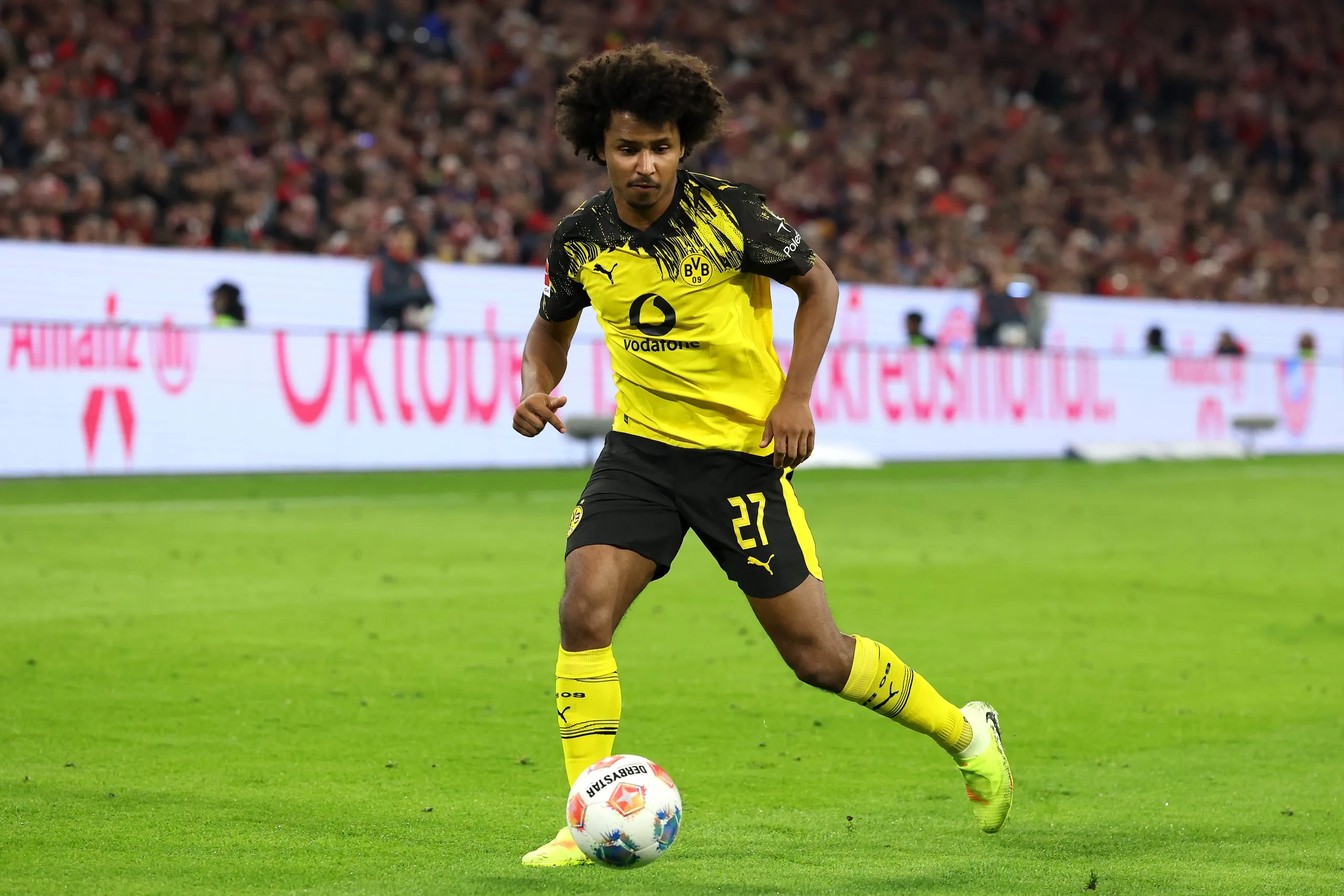 Adeyemi com o uniforme aurinegro do Borussia Dortmund (Photo by Alexander Hassenstein/Getty Images)