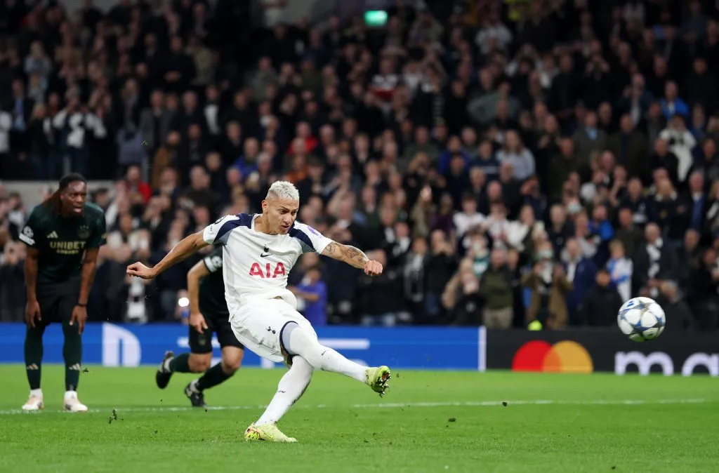 Richarlison no momento em que perdeu o pênalti contra o Copenhague. (Foto: Alex Pantling/Getty Images)