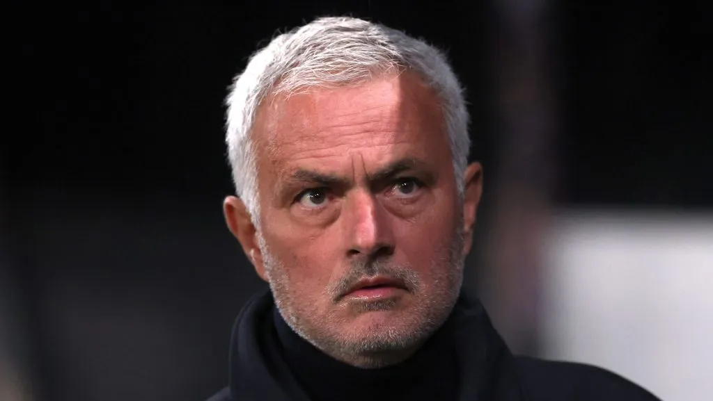 Benfica de José Mourinho deve ter Richard Ríos e força total para encarar o Bayer Leverkusen na Champions. Foto: Carl Recine/Getty Images