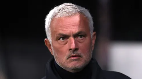 Benfica de José Mourinho deve ter Richard Ríos e força total para encarar o Bayer Leverkusen na Champions. Foto: Carl Recine/Getty Images