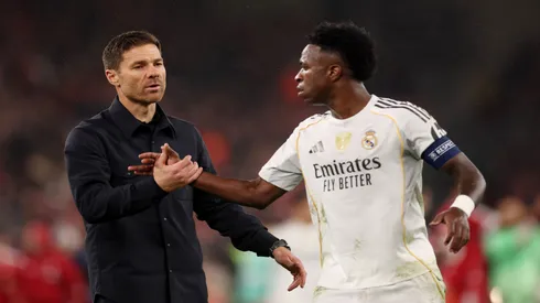 Treinador do Real Madrid, Xabi Alonso consola Vini Jr após derrota para Liverpool - Carl Recine / Getty Images