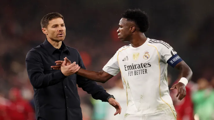 Treinador do Real Madrid, Xabi Alonso consola Vini Jr após derrota para Liverpool - Carl Recine / Getty Images