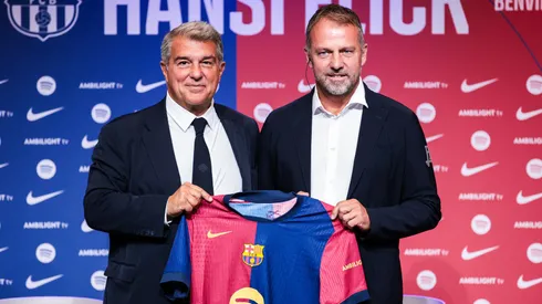 Joan Laporta e Hansi Flick em cerimônia do Barcelona