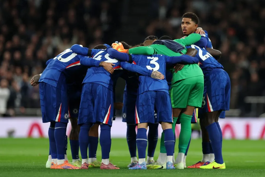 Jogadores do Chelsea contra o Tottenham. Treinador Enzo Maresca não deve ter pelo menos cinco jogadores à disposição contra o Qarabag, nesta quarta-feira (05). (Foto: Alex Pantling/Getty Images)