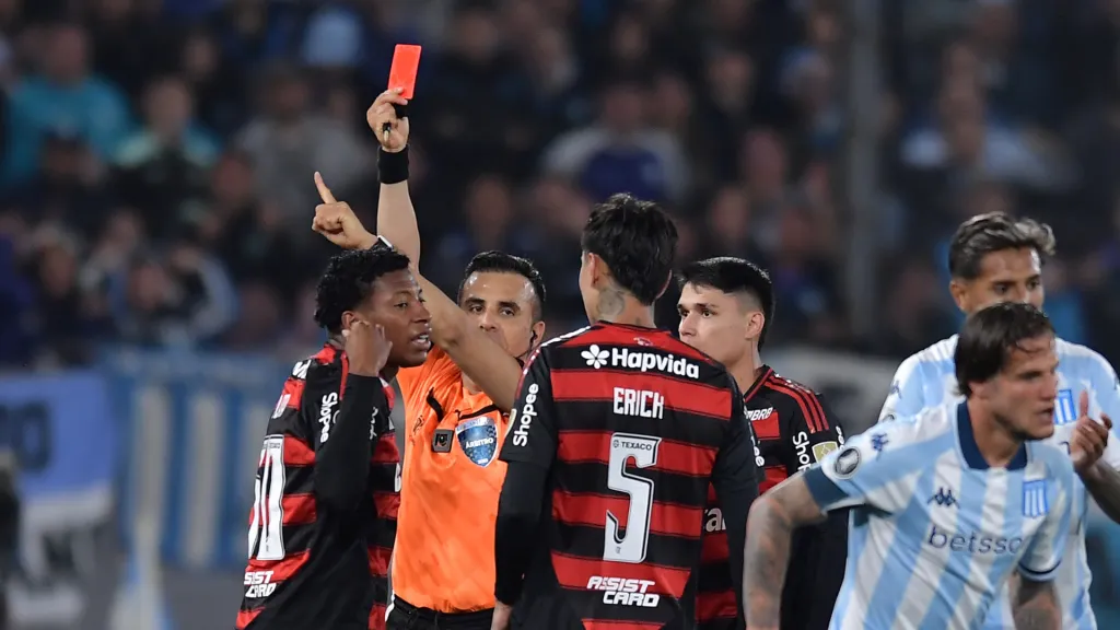 Piero Maza aplica cartão vermelho em Racing x Flamengo