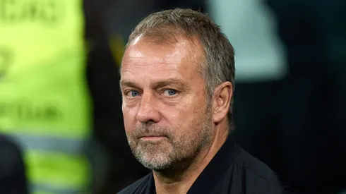Hansi Flick pelo Barcelona. Treinador comentou que não é o tipo de comandante que altera o sistema todo da equipe. Deco, dirigente do Barça disse que ficar discutindo sobre mudança de estilo de jogo é irrelevante. Foto: Angel Martinez/Getty Images