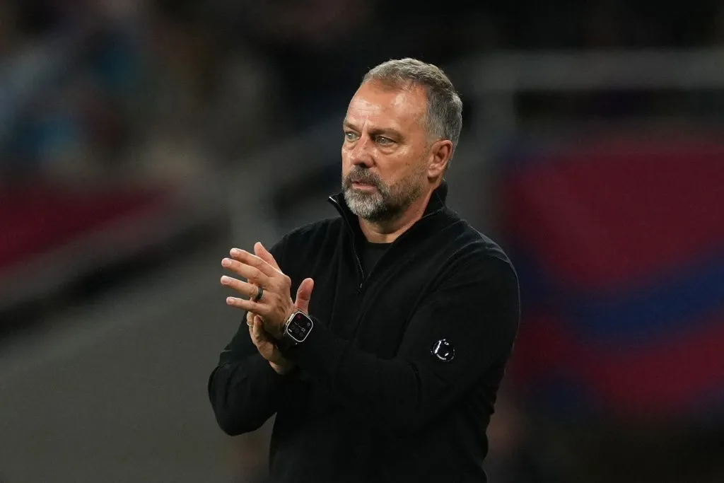 Hansi Flick é pressionado por melhores resultados. Foto: Alex Caparros/Getty Images