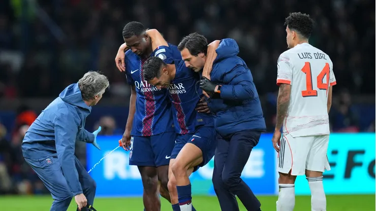 Hakimi deixa o gramado com lesão na derrota do PSG (Franco Arland/Getty Images)