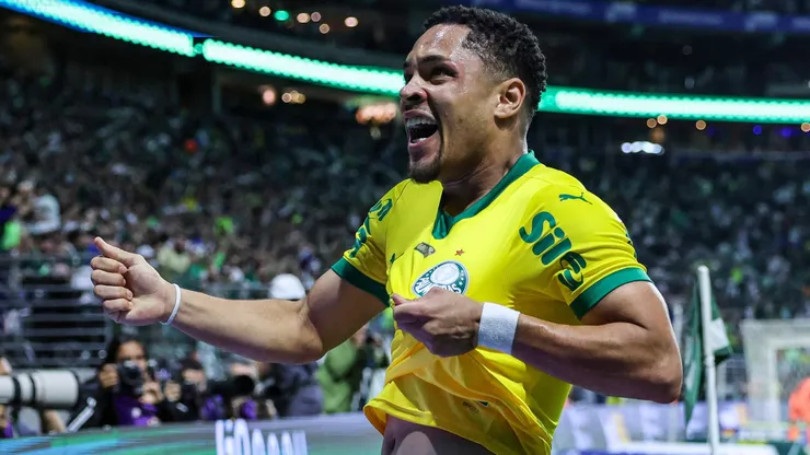 Vitor Roque se firmou como titular do Palmeiras após deixar o Barcelona