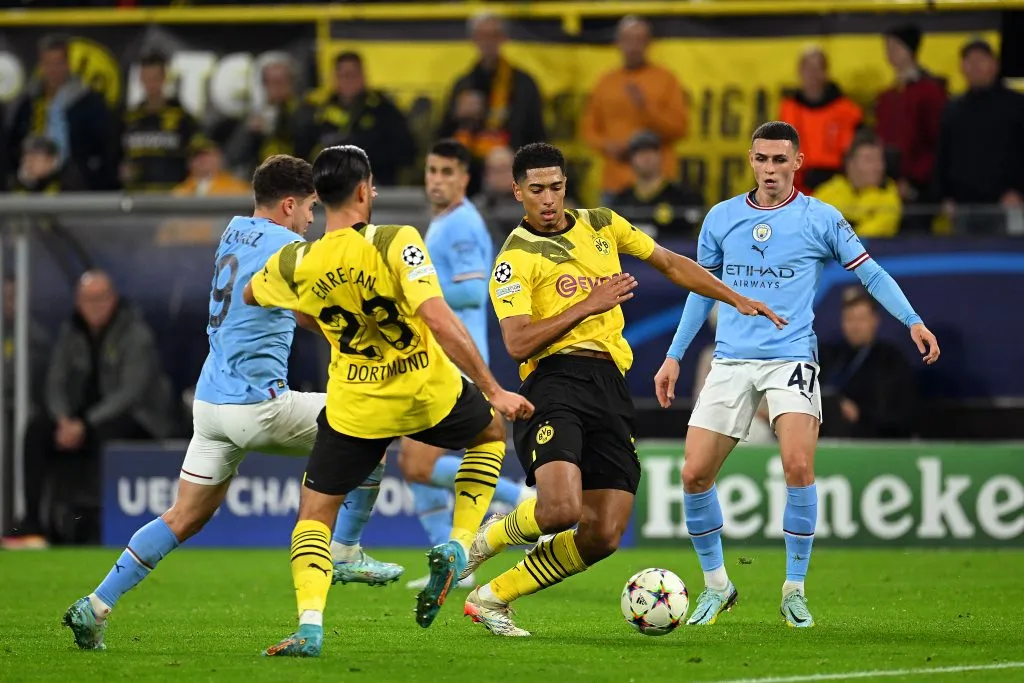 Último jogo entre Manchester City x Dortmund: Jude Bellingham, do Borussia Dortmund, disputa a bola com Phil Foden, do Manchester City, durante a partida do Grupo G da Liga dos Campeões da UEFA entre Borussia Dortmund e Manchester City, no Signal Iduna Park, em 25 de outubro de 2022, em Dortmund, Alemanha. (Foto de Matthias Hangst/Getty Images)