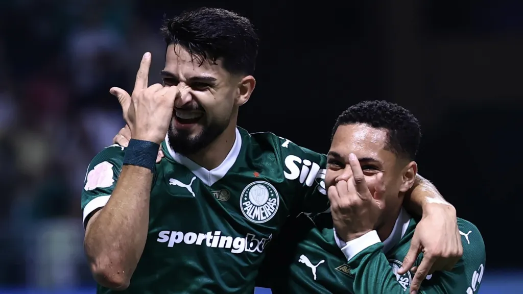 Vitor Roque jogador do Palmeiras comemora seu gol com Flaco López. (Foto: Marcello Zambrana/AGIF)