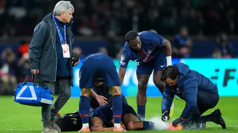 Hakimi deixa o gramado com lesão na derrota do PSG (Franco Arland/Getty Images)