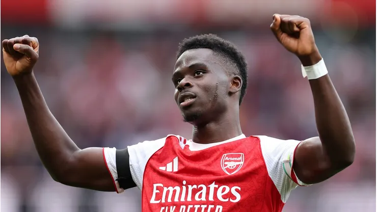 Bukayo Saka, atacante do Arsenal, chegou a um acordo com o clube para renovação. Diretoria espera finalizar este acordo o quanto antes, segundo o jornalista Sacha Tavolieri (Foto: Julian Finney/Getty Images)