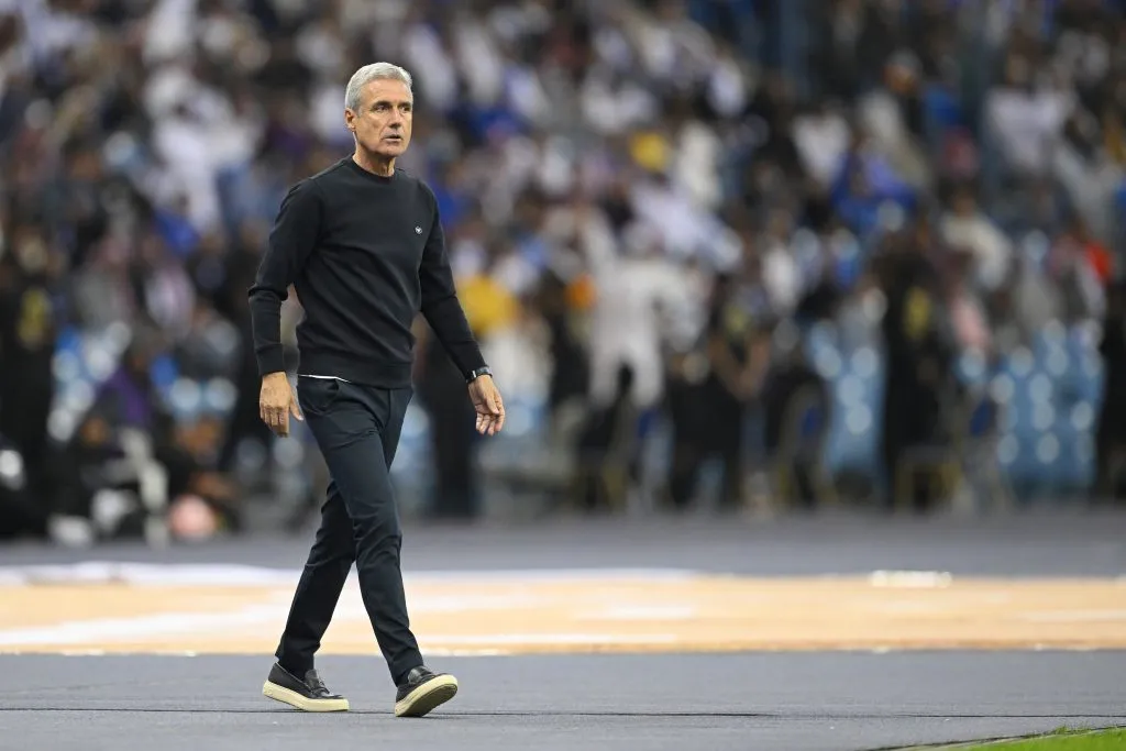 Treinador Luis Castro, ex-Botafogo, foi surpreendido nesta quarta-feira (05), pelo Al Wasl com a demissão mesmo após boa fase e o empate em 2 a 2 iante do Al-Muharraq. Time está na 4ª posição da Liga EAU e só tinha uma derrota em 12 partidas (Foto: Michael Regan/Getty Images)