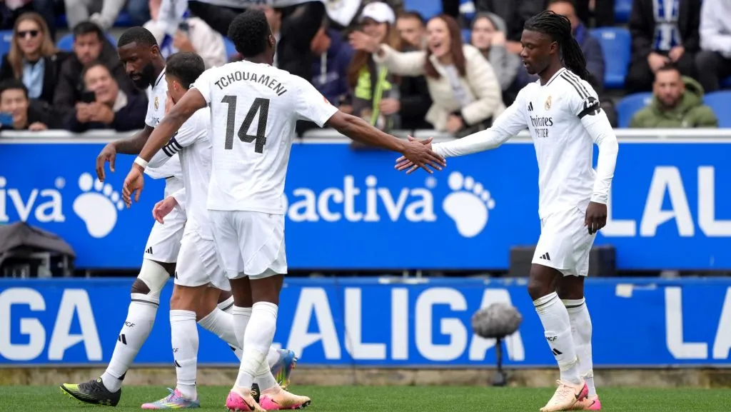 Eduardo Camavinga comemora gol com Aurelien Tchouameni. Foto: Juan Manuel Serrano Arce/Getty Images