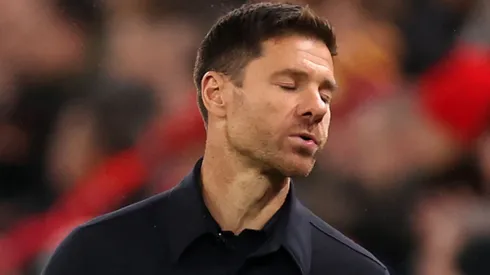 Para evitar interrupções, Xabi Alonso entrou na roda de passes no lugar do zagueiro, garantindo a continuidade do treino. Foto: Carl Recine/Getty Images