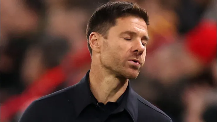 Para evitar interrupções, Xabi Alonso entrou na roda de passes no lugar do zagueiro, garantindo a continuidade do treino. Foto: Carl Recine/Getty Images