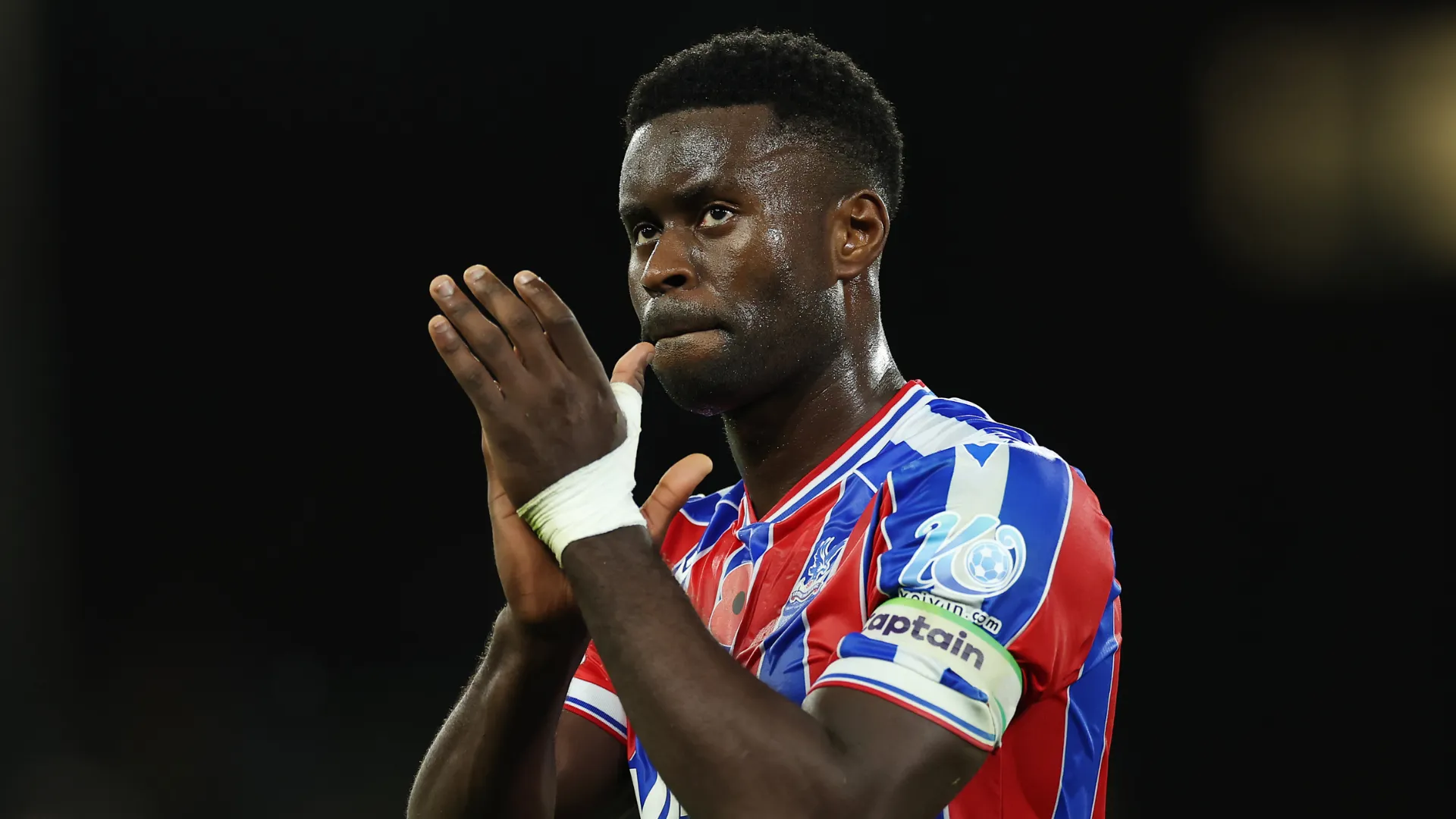 Marc Guéhi bate palmas durante partida do Crystal Palace