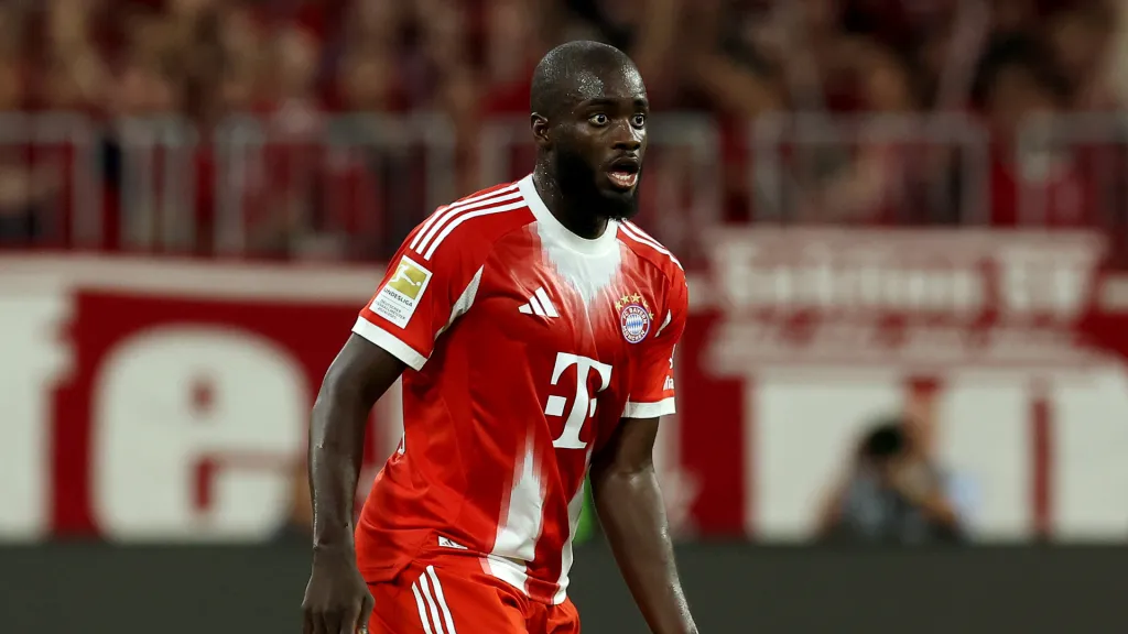 Dayot Upamecano pelo Bayern de Munique. (Foto: Alexander Hassenstein/Getty Images)