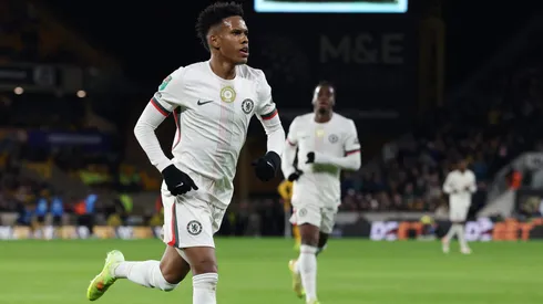 O destaque do primeiro tempo é Estêvão, que marcou um belo gol e se tornou o primeiro sul-americano com até 18 anos a balançar as redes em duas partidas seguidas da competição. (Foto: David Rogers/Getty Images)