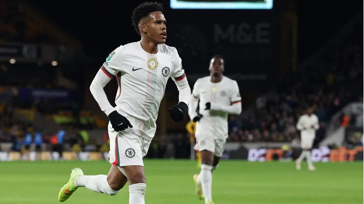 O destaque do primeiro tempo é Estêvão, que marcou um belo gol e se tornou o primeiro sul-americano com até 18 anos a balançar as redes em duas partidas seguidas da competição. (Foto: David Rogers/Getty Images)