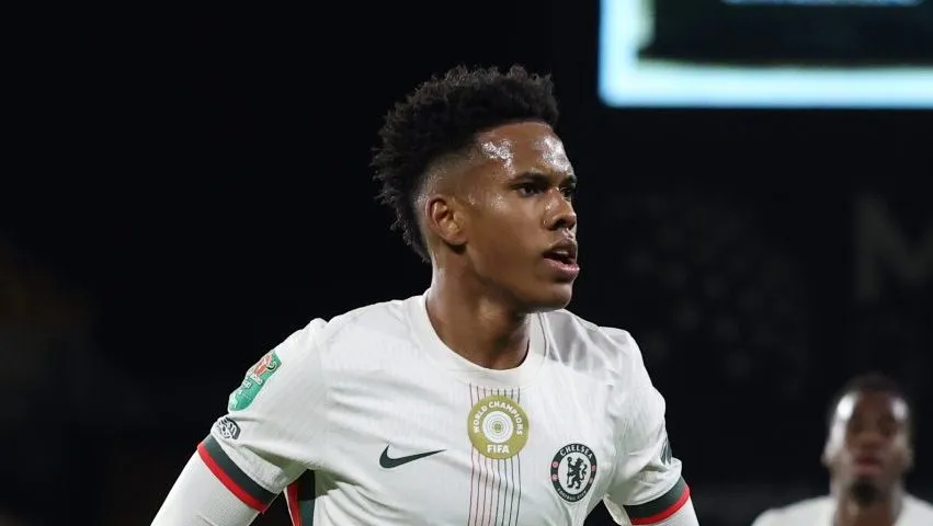 Estêvão corre para comemorar gol vestindo uma camisa branca do Chelsea