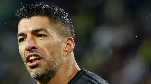 Luis Suárez agredi Andy Najar sem bola. Foto: Johnnie Izquierdo/Getty Images