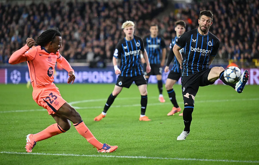 Koundé em cruzamento durante jogo de Club Brugge x Barcelona. (Photo by Stuart Franklin/Getty Images)