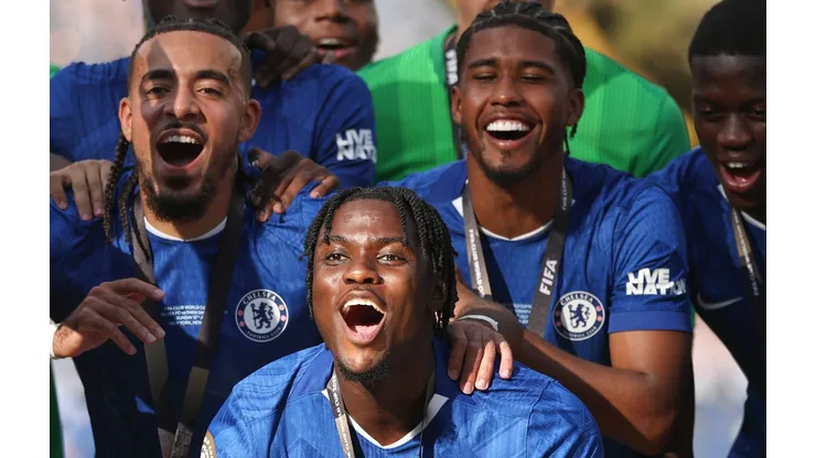 Romeo Lavia sofre nova lesão em partida do Chelsea. (Photo by Buda Mendes/Getty Images)