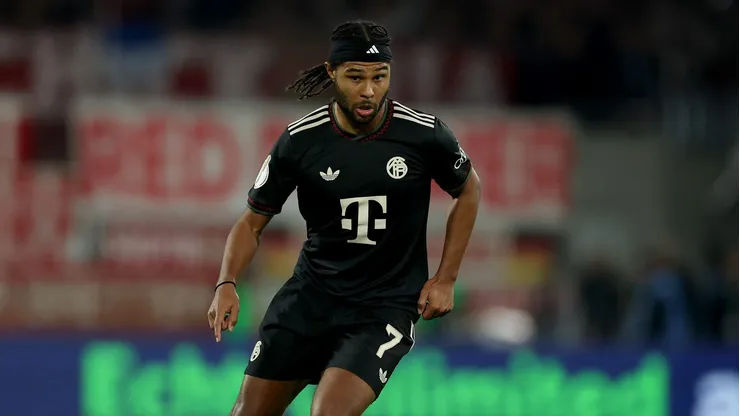 Enquanto Bayern mantém postura firme e clubes ingleses entram na disputa, o time italiano tenta equilibrar ambição esportiva e limites financeiros. (Foto: Lars Baron/Getty Images)