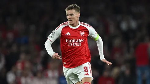O Arsenal deixou claro que só negociará Martin Ødegaard por mais de 80 milhões de libras, valor que afasta o interesse do Barcelona e mostra o quanto o norueguês é vital no projeto de Mikel Arteta. (Foto de Mike Hewitt/Getty Images)