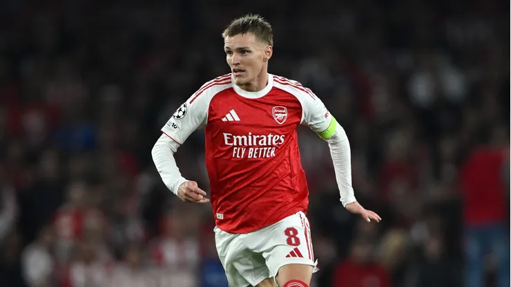 O Arsenal deixou claro que só negociará Martin Ødegaard por mais de 80 milhões de libras, valor que afasta o interesse do Barcelona e mostra o quanto o norueguês é vital no projeto de Mikel Arteta. (Foto de Mike Hewitt/Getty Images)